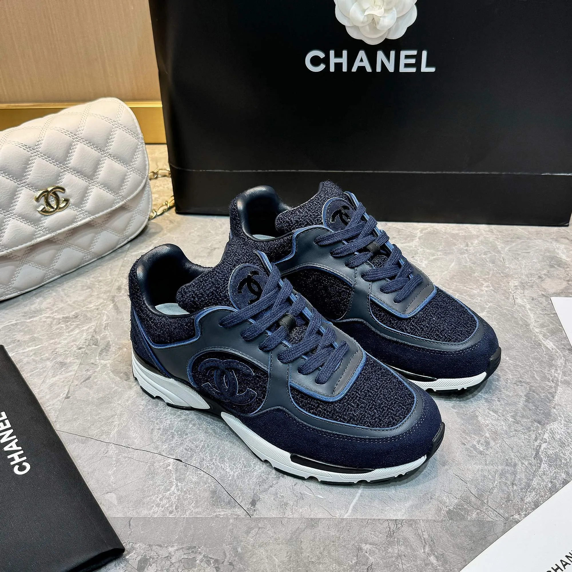 Men's shoes pP700! Chanel Chanel - 2024 counter top casual sneakers This classic design; the upper is embroidered with various techniques; the outsole is fashionable and sporty; the outsole is stylish and sporty; it incorporates a variety of color matching elements... The diversified mix and match is very good-looking and versatile, casual, fashionable, sports, and outdoor can be taken into account... ꫛꫀꪝ Go➫ Material: ❶Upper made of: original imported high silk cowhide suede + small fragrance fabric ❷Inner use: Original imported breathable sheepskin lining ❸ Outsole based on: Original TPU combination outsole Special counter boutique packaging complete set Women 35–41 Men 38-45